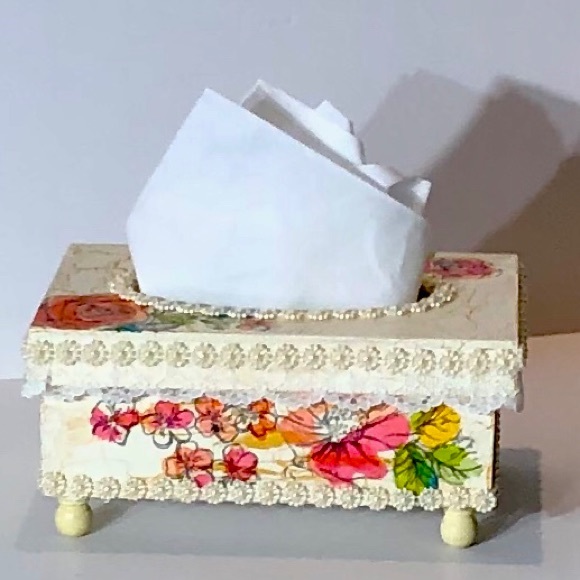 Vintage Style Ivory Tissue Box with Flowers - Picture 10 of 10